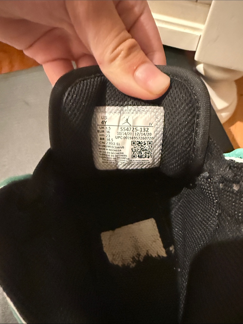 Air Jordan 1 MID (GS) Kids High-Top Sneakers in Turquoise, Black & White - Picture 6 of 8